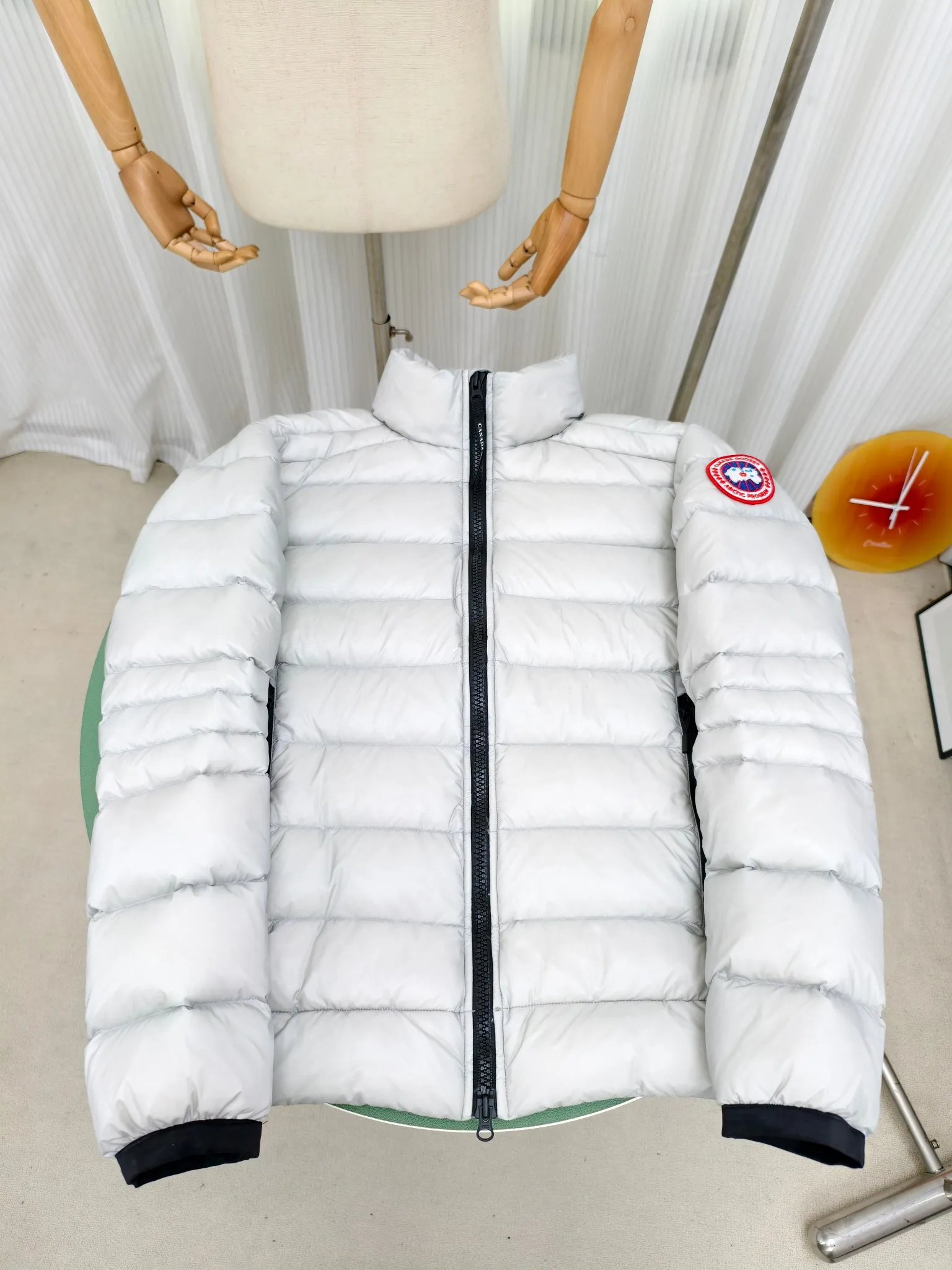 P880 2228M model (high version) Canada goose Crofton down jacket, this is a down jacket suitable for late autumn and early winter: on cold and rainy mornings, it can be used as a layer of warmth inside the rainproof jacket, and can be worn alone in the late autumn and early winter with a little bit of coolness. Filled with white duck down. The Crofton Jacket is a versatile, lightweight and versatile piece that even packs itself in for easy transport. The inner layer has removable elastic straps, making the jacket easy to carry on the shoulder and hands-free. 2 zippered hand pockets with fleece fabric on the knuckle side for softness and warmth. Color: black with black label, black with red label, ocean blue, superoxide blue, silver birch red label, silver birch black label Size: XS-2XL